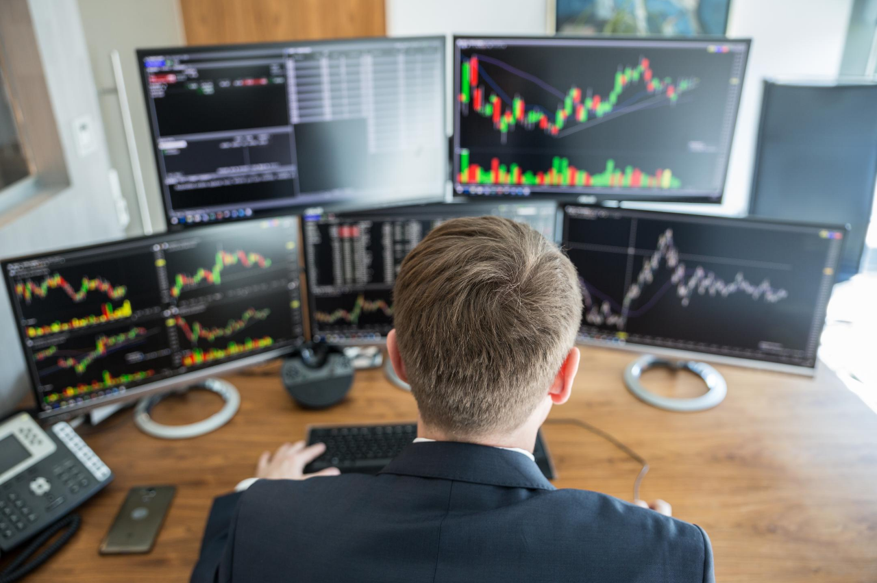 Nhà giao dịch forex căng thẳng trước màn hình máy tính do thua lỗ liên tiếp