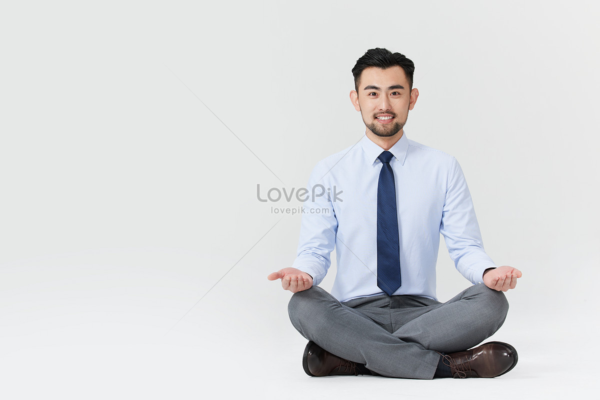 Người đàn ông đang thiền để giữ tâm lý vững vàng trong giao dịch