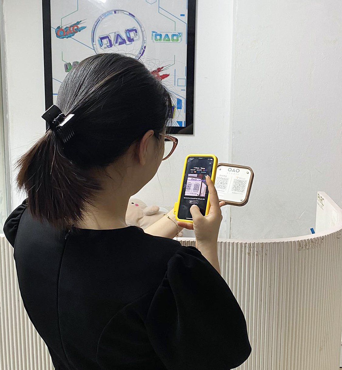 Người phụ nữ lo lắng vì giao dịch rút tiền bị chậm trễ