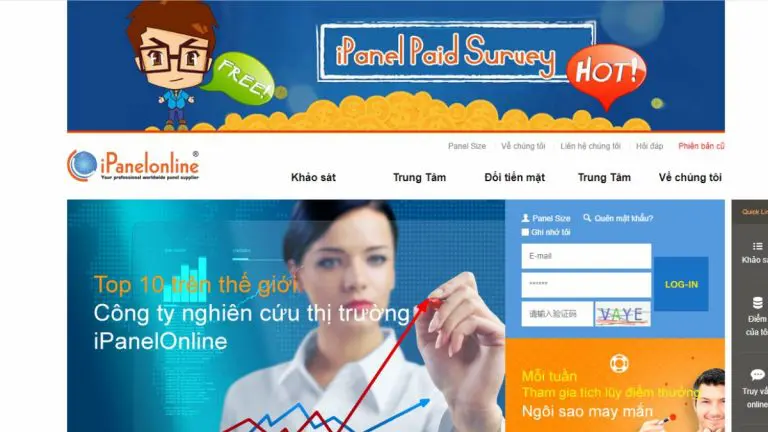 Dịch giả đang dịch tài liệu trên máy tính