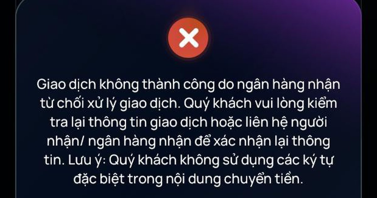 Một người đang tỏ ra bực bội vì giao dịch online không thành công trên điện thoại